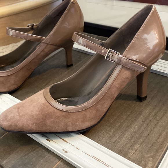 DONATED Bandolino 3 inch heels with strap, tan, size 6.5M - Picture 3 of 5